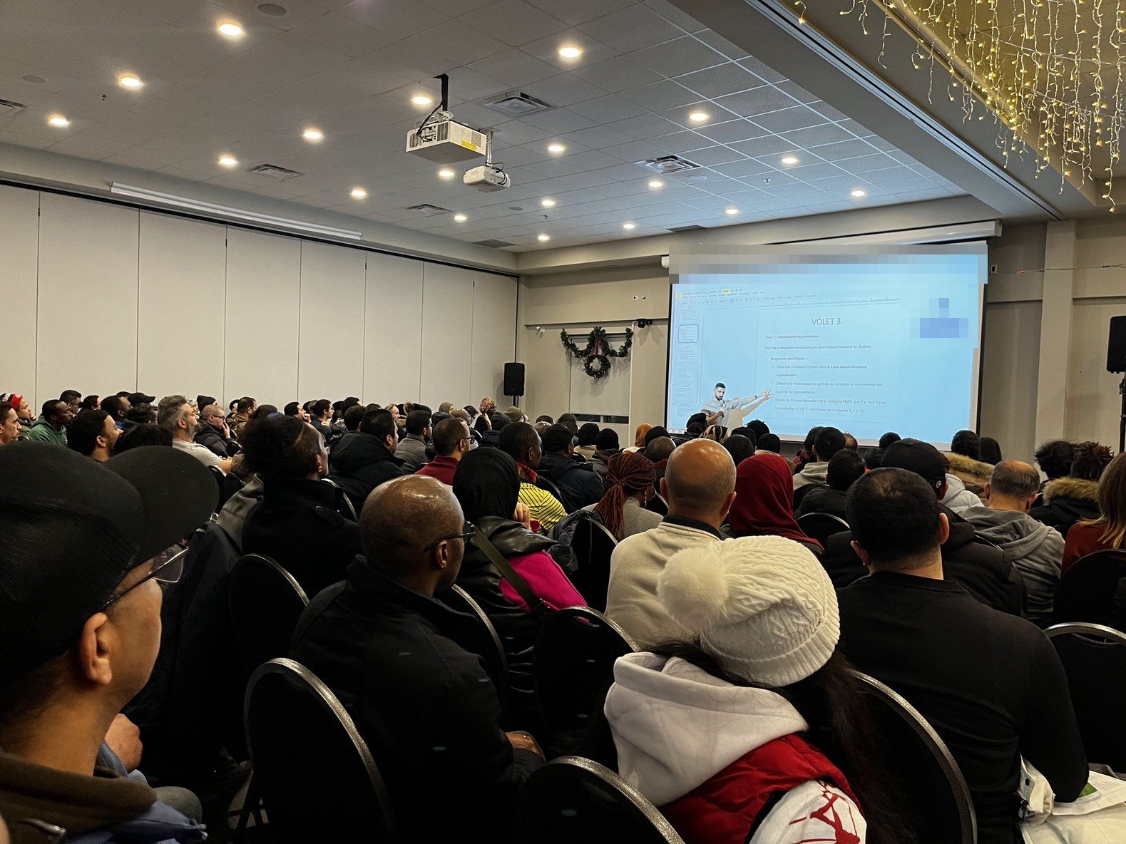 Salle comble lors d'une séance d'information sur l'immigration au Québec